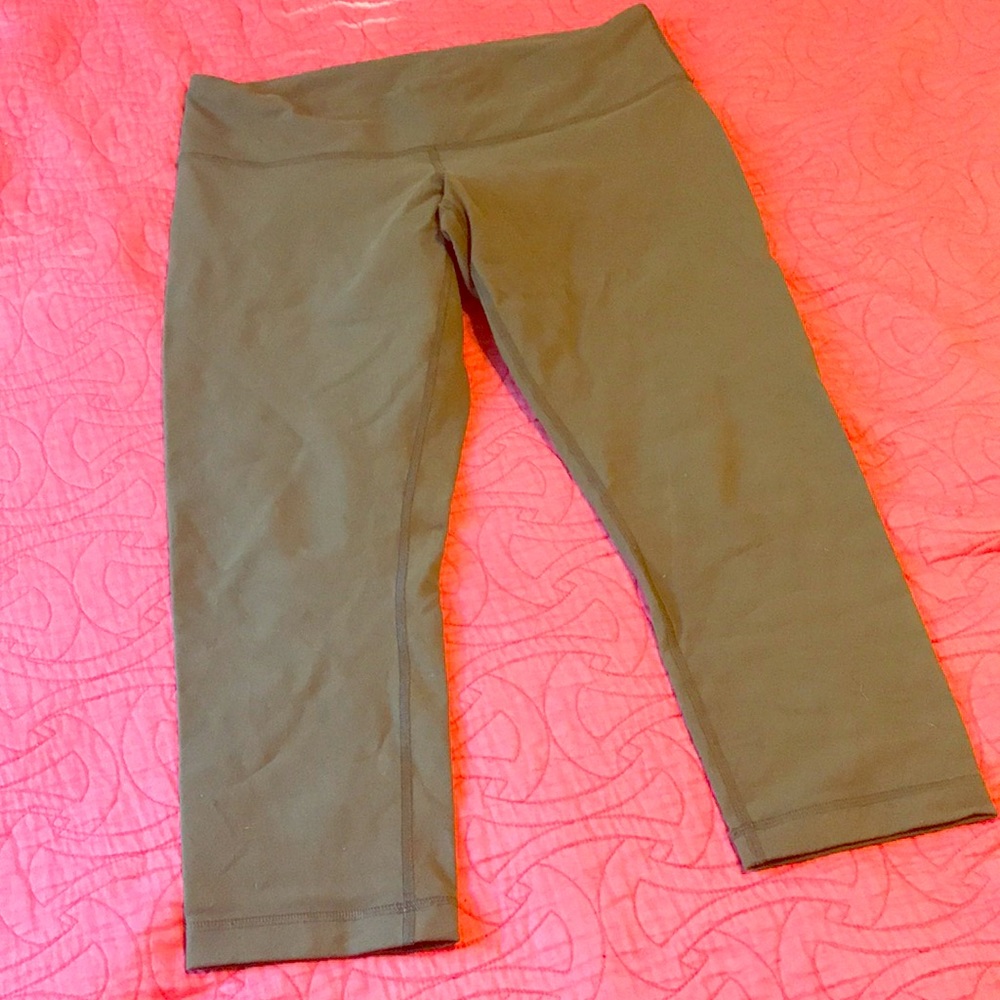 Green lululemon cropped leggings